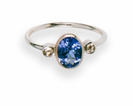 White Gold Ring Tanzanite & two Diamonds