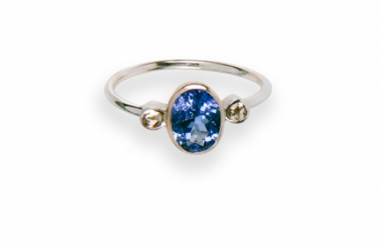 White Gold Ring Tanzanite & two Diamonds